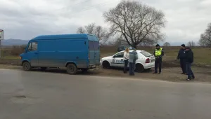Двама мъже обраха бус посред бял ден