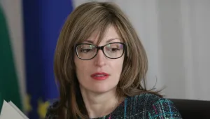 Половината ПФ харесва Захариева, другата половина – не