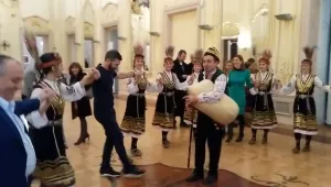 Антонио Бандерас игра право българско хоро