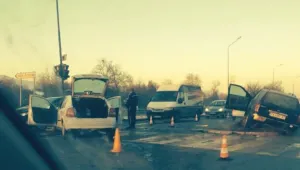 Полицейска кола и автомобил се блъснаха в Пазарджик