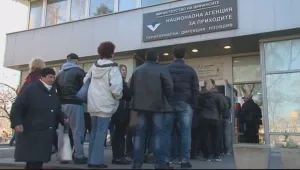 Опашки от здравнонеосигурени се извиха пред офисите на НАП