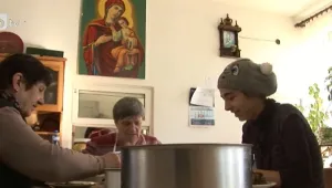 Хора без дом и близки посрещат Коледа в приют в Добрич