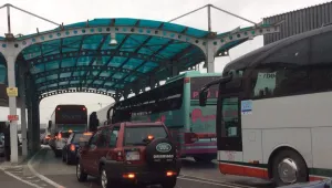 Огромна опашка от автобуси и коли на „Калотина”