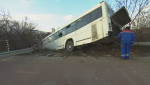 Автобус на столичния градски транспорт се вряза в мантинела (видео)