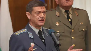 Началникът на отбраната подаде рапорт за напускане