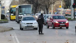 Млад мъж е в кома, след като бе ударен от кола близо до автобусна спирка