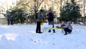 В помощ на бедните: Ресторантьор раздава топла супа в центъра на София  