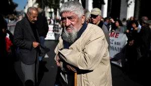 Гърция раздаде коледни бонуси на пенсионерите на стойност 617 млн. евро