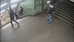 Българинът, ритнал жена в берлинското метро, призна вината си и се извини 