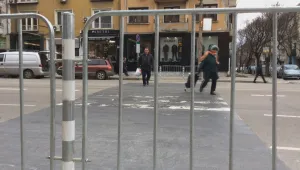 Куриоз в София: Как се пресича на закрита пешеходна пътека