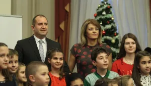 Президентът и деца от „Българската Коледа” украсиха елхата