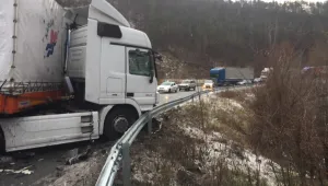 Катастрофи с тирове усложниха пътната обстановка в страната