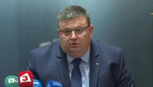 Задържаха петима за наркотици, правели и фалшиви пари