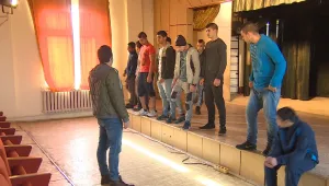 Непълнолетни престъпници с постановка на театралната сцена