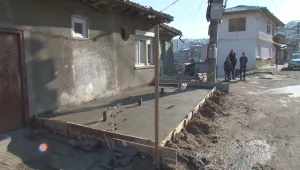 Семейство от Велико Търново осъмна с автобусна спирка под прозорците си