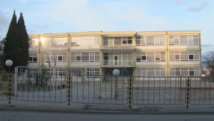 Училище, построено преди пет години във Варна, вече се руши (СНИМКИ и ВИДЕО)