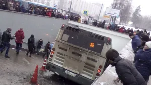 Автобус  нахлу в пешеходен подлез в Москва (СНИМКИ И ВИДЕО)