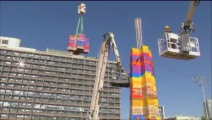 36-метрова кула от пластмасови тухли ще се бори за рекорд на Гинес