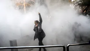 Иран спира достъпа до социални мрежи заради протестите (ВИДЕО)