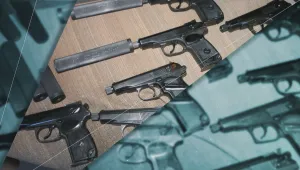 Задържаха мъж, произвел в гаража си 9 огнестрелни оръжия със сгъваем приклад 