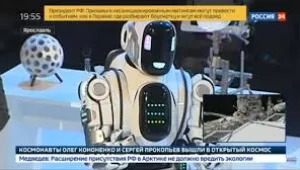 Руски хайтек робот се оказа… мъж в костюм (СНИМКИ и ВИДЕО)