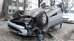 След удар в дърво: Кола се обърна по таван до пловдивско училище 
