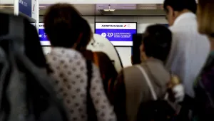 Двама души бяха задържани на летище в Париж за всяване на паника с пистолети играчки 