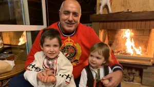 Премиерът посрещна Бъдни вечер с внуците Бойко и Иван