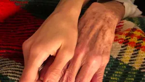 Нина Добрев се прибра в България, за да се сбогува с баба си