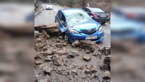 Скали паднаха върху кола с бременна жена в Смолянско