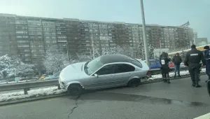 Кола се качи на мантинелата на 