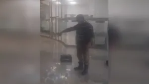 Мъж от Варна изсипва три каси с мляко в офиса на енергото в знак на протест
