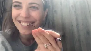 От фиба за коса до къща – как TikTok звезда заменя предмети, за да си осигури нов дом
