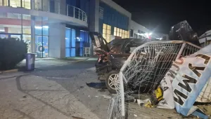 Кола се вряза в магазин за автомобили в Пловдив (СНИМКИ)