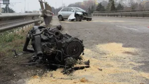 Млада жена се удари в стълб в Русе, двигателят излетя на метри от колата (СНИМКИ)
