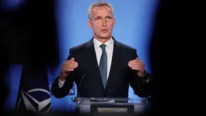 Столтенберг: НАТО подава ръка на Русия, но и се готви за най-лошото
