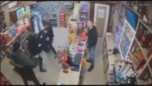 Трима срещу един: Юмручно право в магазин в „Люлин“ (ВИДЕО)