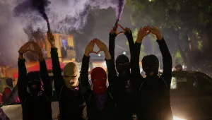 Полицията в Колумбия е насилвала сексуално протестиращи в пандемията
