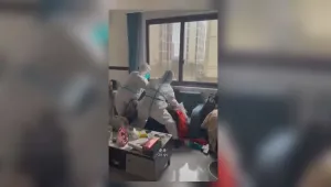 Заради COVID-19: Здравните власти в Китай насилствено извлякоха мъж от дома му (ВИДЕО)