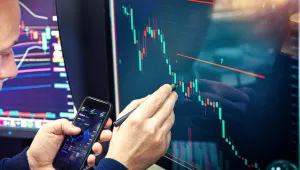Инфлуенсъри получиха обвинения за борсови манипулации