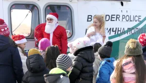 Дядо Коледа пристигна в София с хеликоптер на 