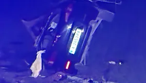Кола се разцепи на две след удар в билборд, има загинал