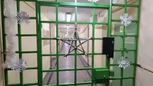 Зад решетки, но с гирлянди: Коледният дух завладя и затворите у нас (СНИМКИ)