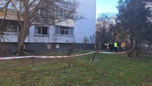Мъж и жена са обгазени при пожар в София, двама полицаи са ранени (СНИМКИ)