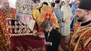 Подстриган, 7-годишният Андрей ще помага на митрополит Киприан за службите в Старозагорско (СНИМКИ)