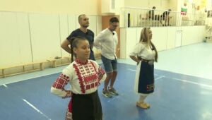 "Още от Бягство към победата": Полицаите танцуват