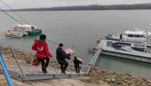 Дариха храни за украинските моряци от арестувания кораб в Русе (СНИМКИ)
