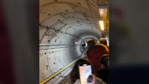Хората вървят пеша през тунела: Метрото в Солун спря дни след откриването му