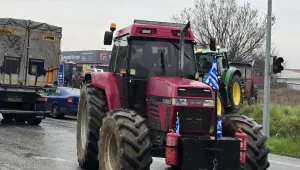 Шофьори са принудени да заобикалят земеделските блокади в Гърция по черни пътища