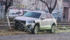 Кола се удари в огражденията на бул. 